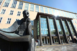 Albertus-Magnus-Statue vor dem Hauptgebäude